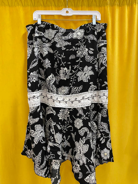 Black and White Floral Patterned Women's Skirt Size Large